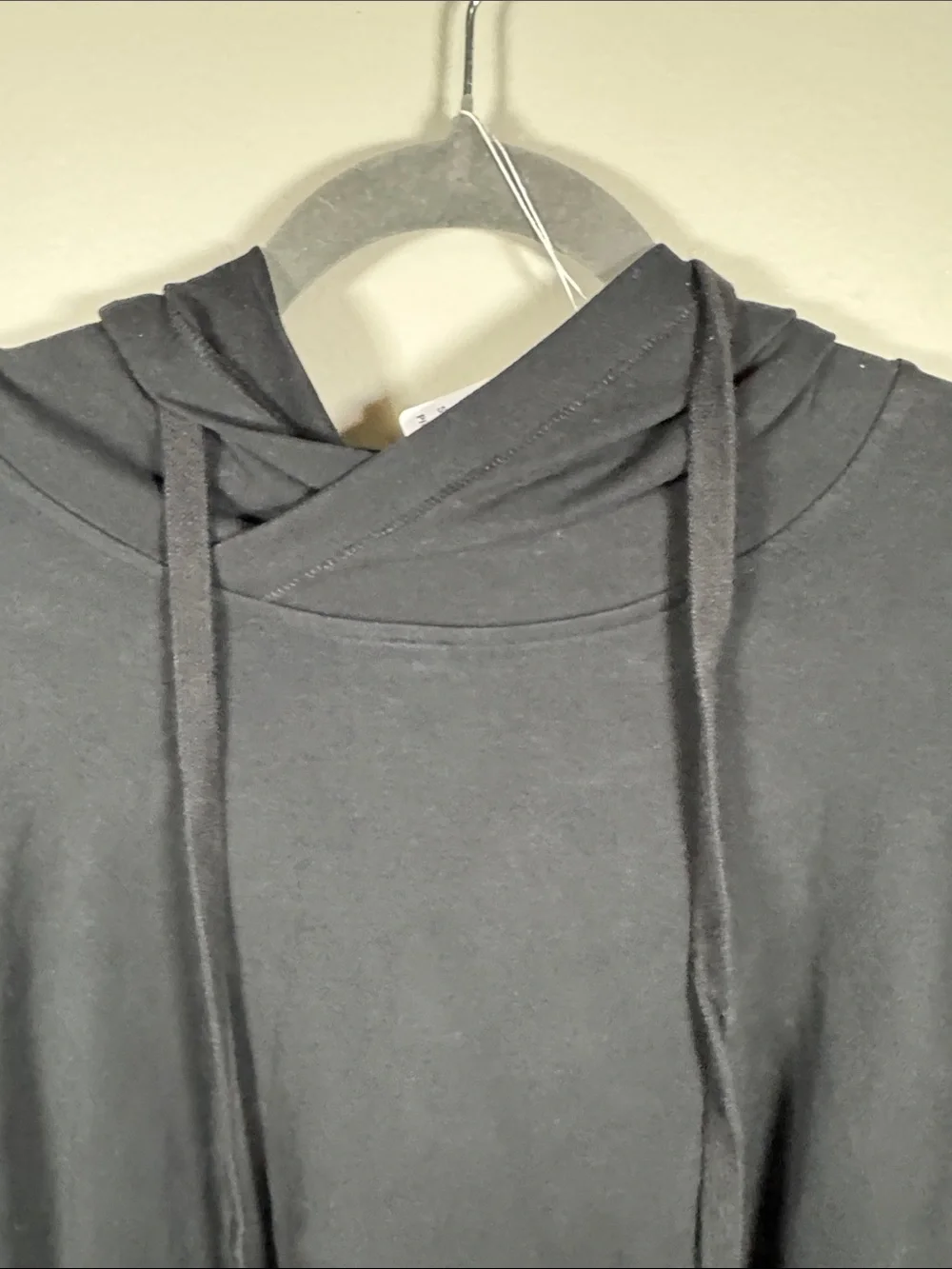 ALO Yoga Black Cropped Pullover Hoodie women’s size 8 med.